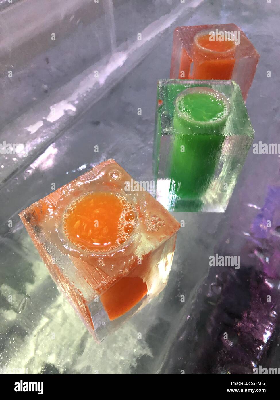 Farbige Cocktails in Eis Gläser Stockfoto