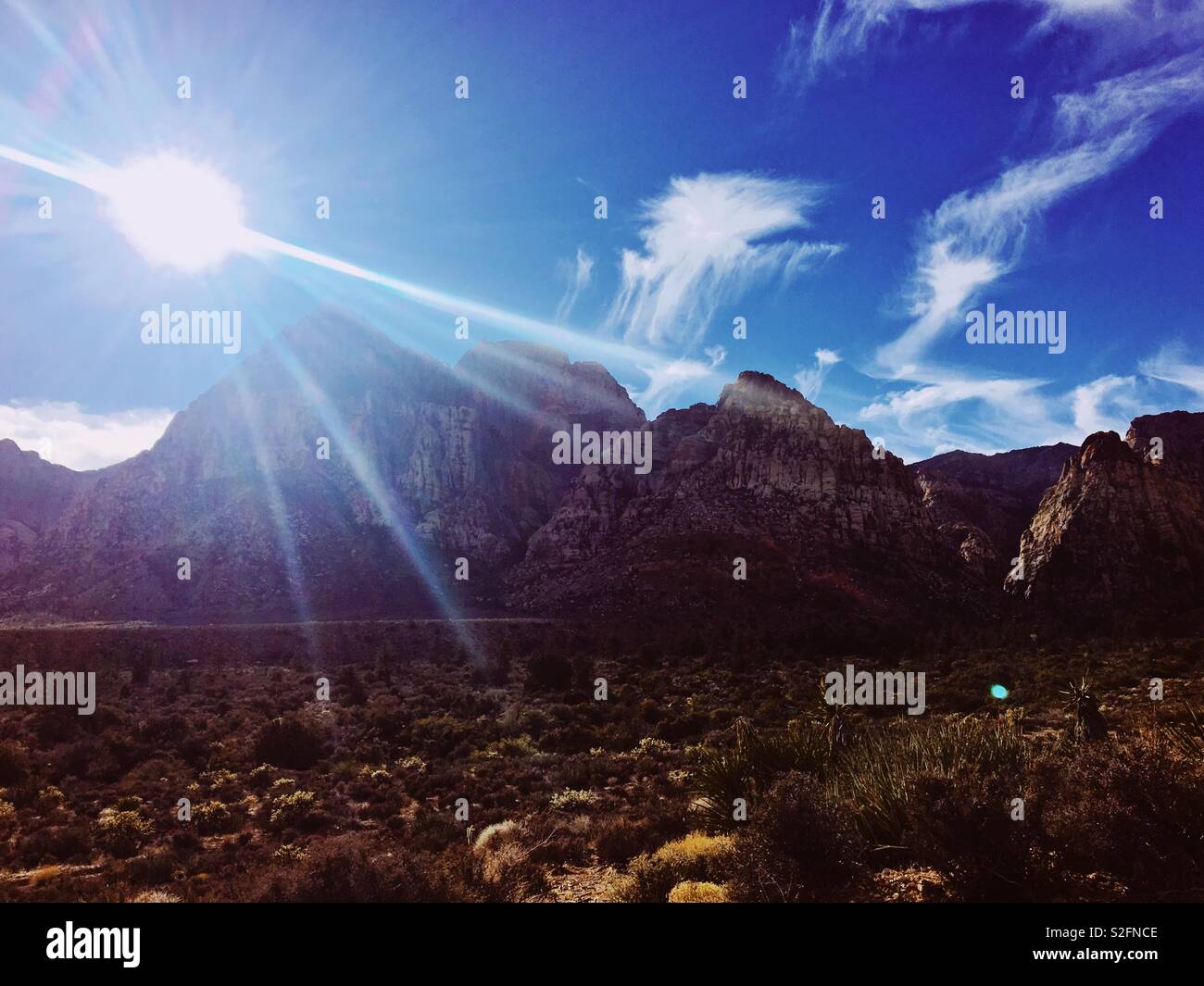 Helle Sonne über dem Berg in eine einsame Gegend. Stockfoto