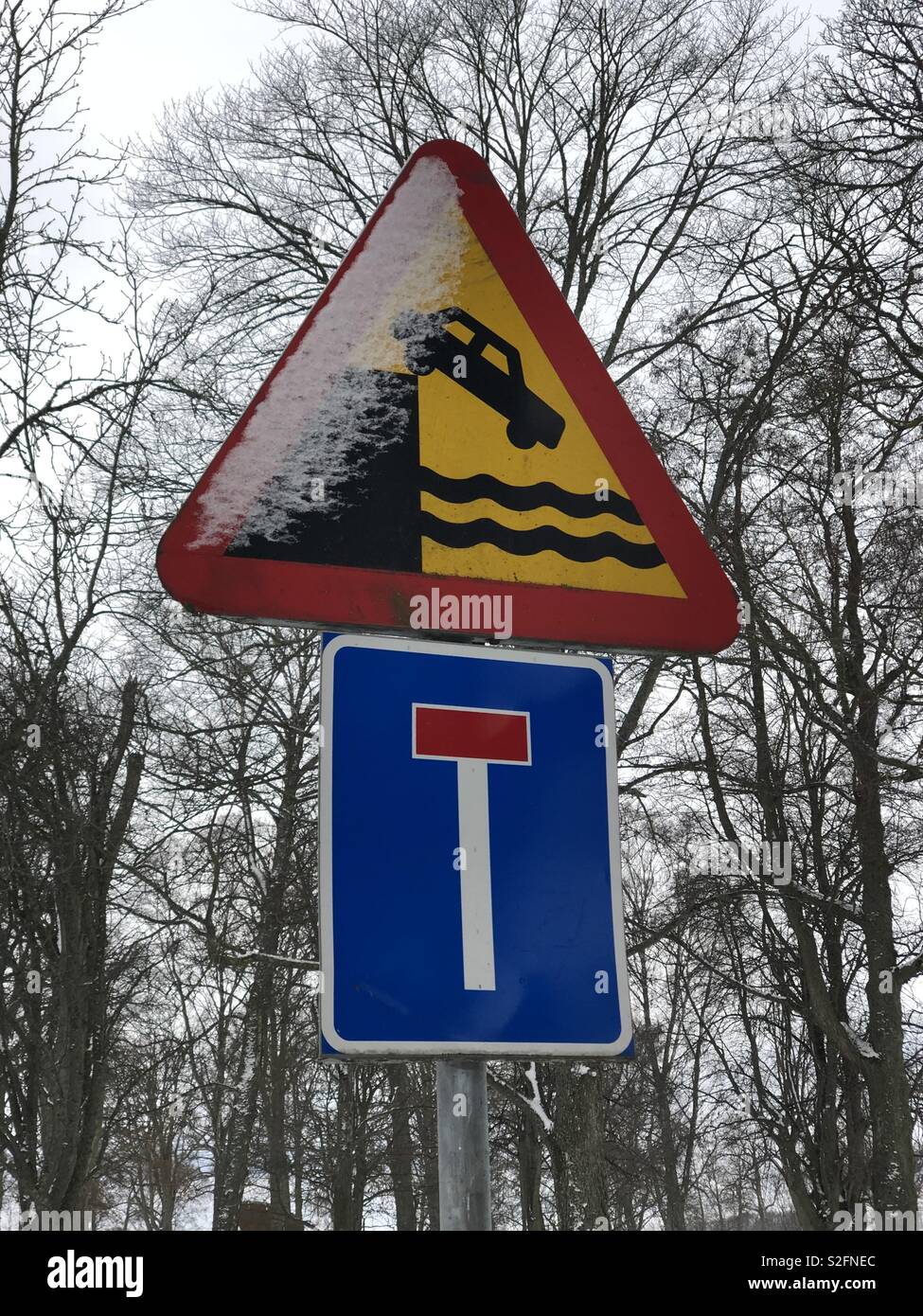 Auto fallenden Wassers Gefahr Schild in Schweden Stockfoto