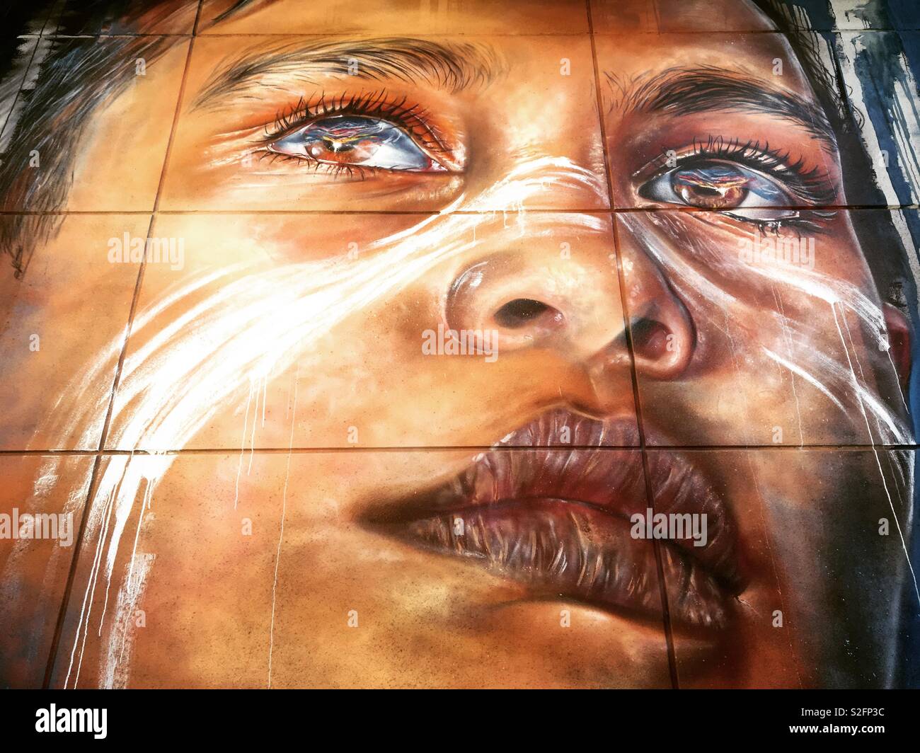 Street Art durch australische Künstler Matt Adnate der Eingeborenen Jungen in Melbourne Stockfoto