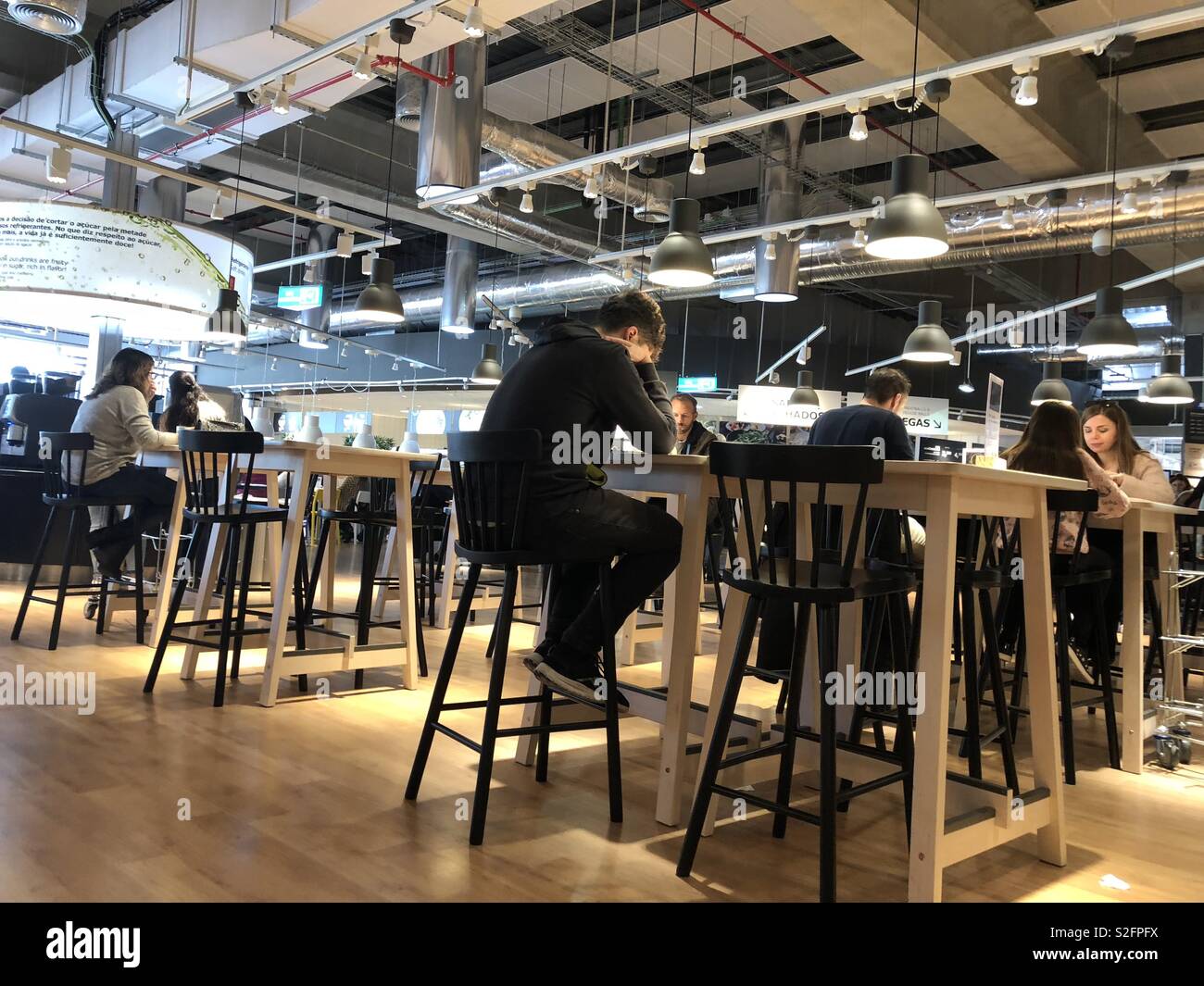 Im ikea Restaurant Mittagessen - Smartphone-aufgenommenes Stockfoto