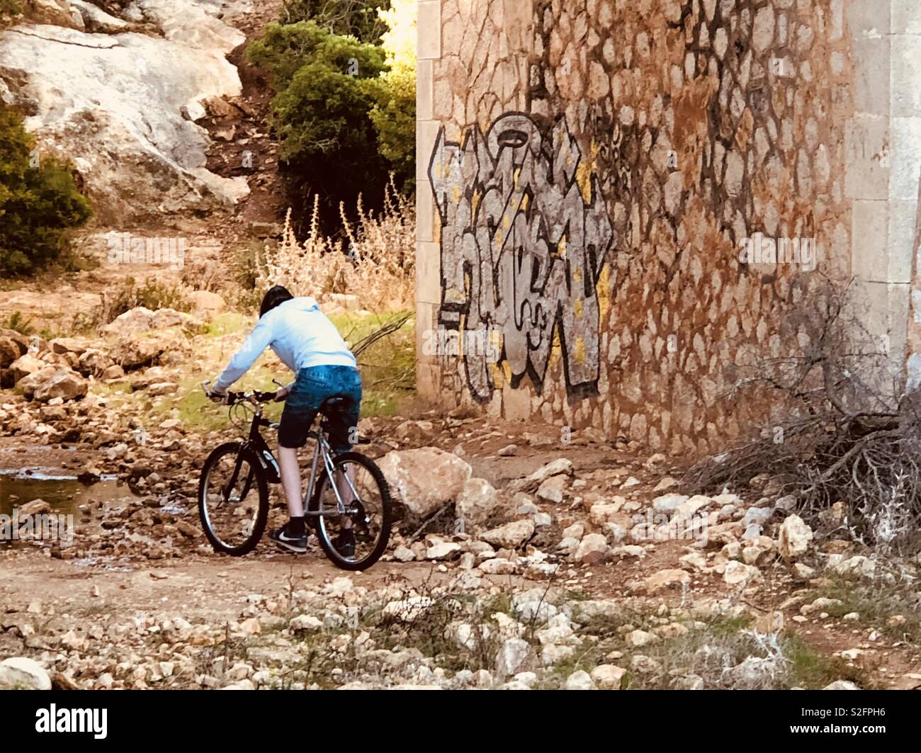 Radfahrer auf Schmutz trail unter Brücke Stockfoto