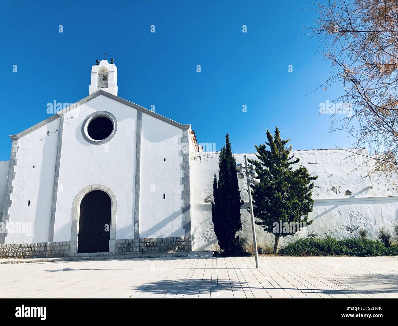 Eine weiße Kirche in Sitges in Spanien - Smartphone-aufgenommenes Stockfoto