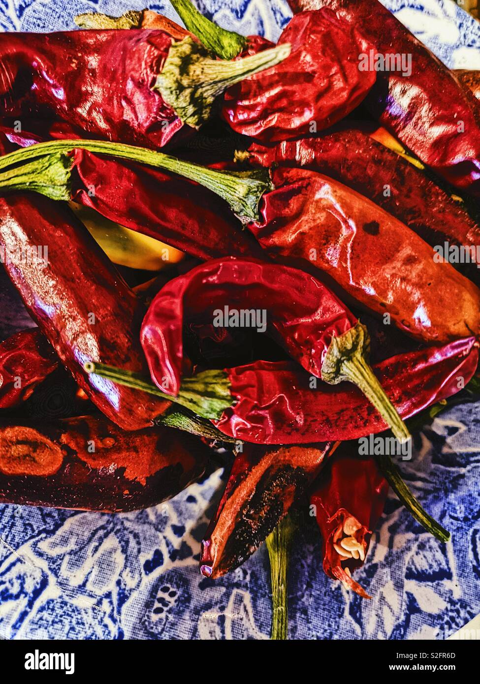 Schüssel homegrown rote Chilis Stockfoto