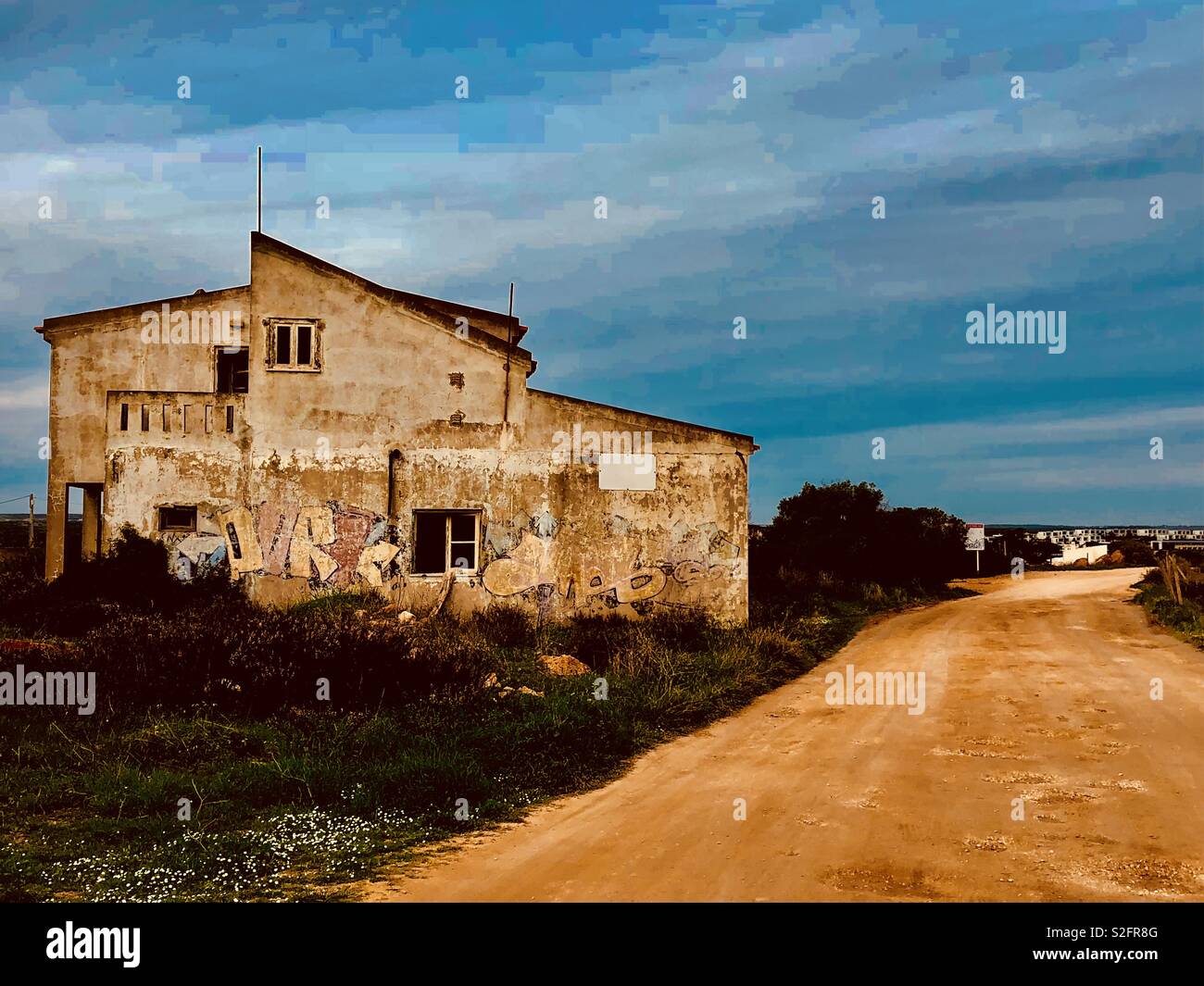 Verlassenes Haus auf einem Feldweg in der Algarve Stockfoto