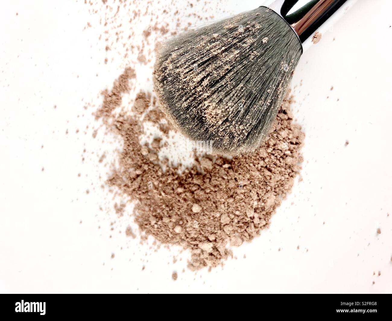 Pulverförmige Make-up und Bürste auf weißem Hintergrund - Smartphone-aufgenommenes Stockfoto