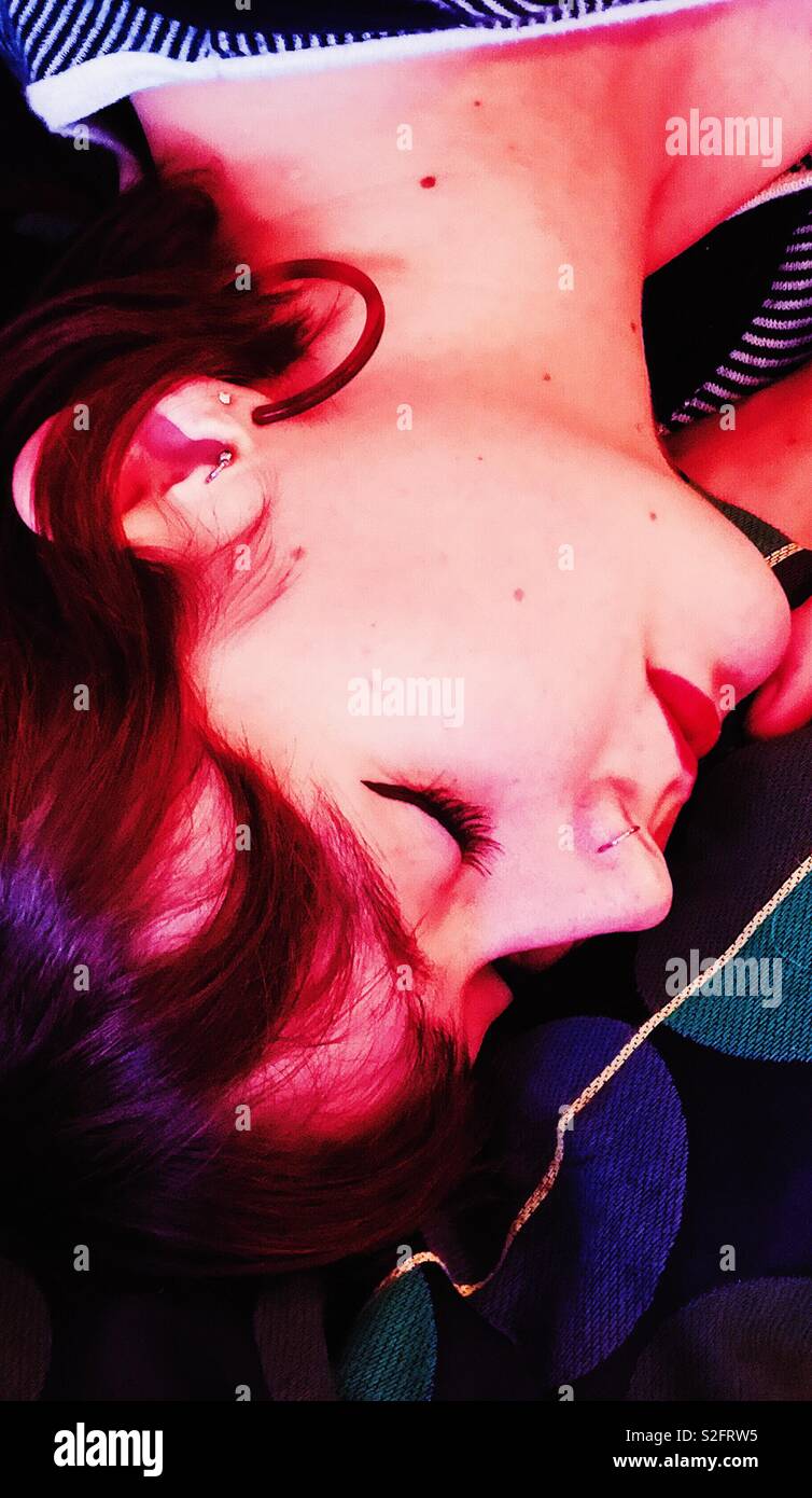 Junge auburn behaarte Frau schlafen - Smartphone-aufgenommenes Stockfoto