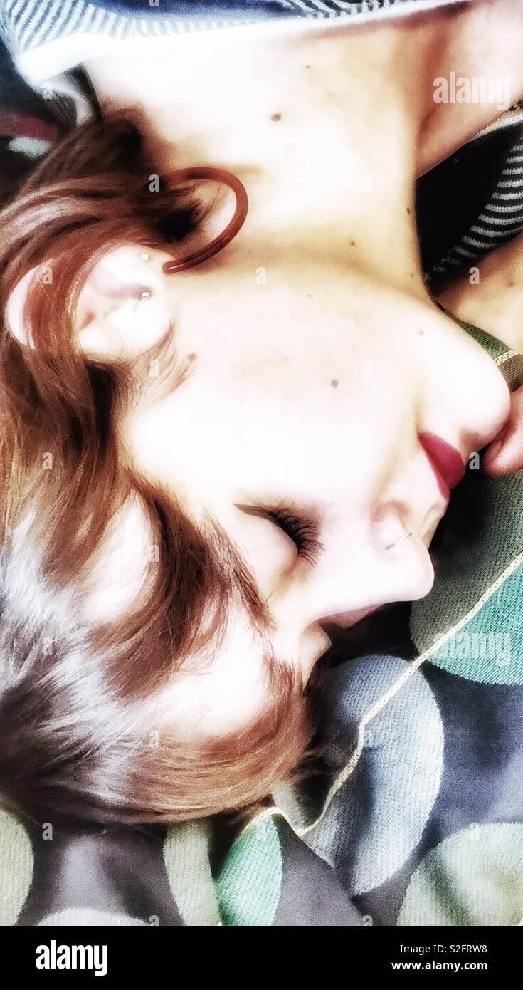 Schöne junge Kopfüber blassen Frau schlafen Stockfoto
