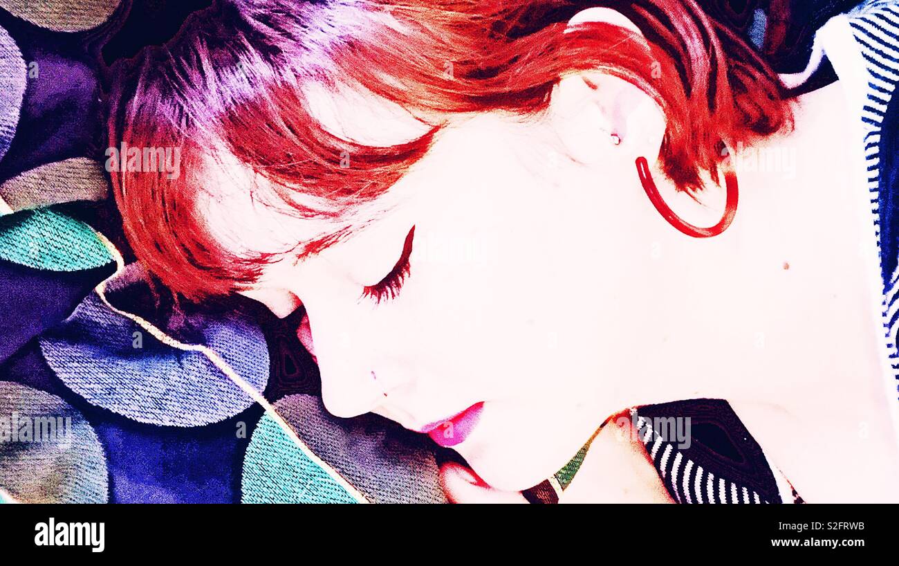 Junge auburn behaartes blassen schöne Frau schlafen - Smartphone-aufgenommenes Stockfoto