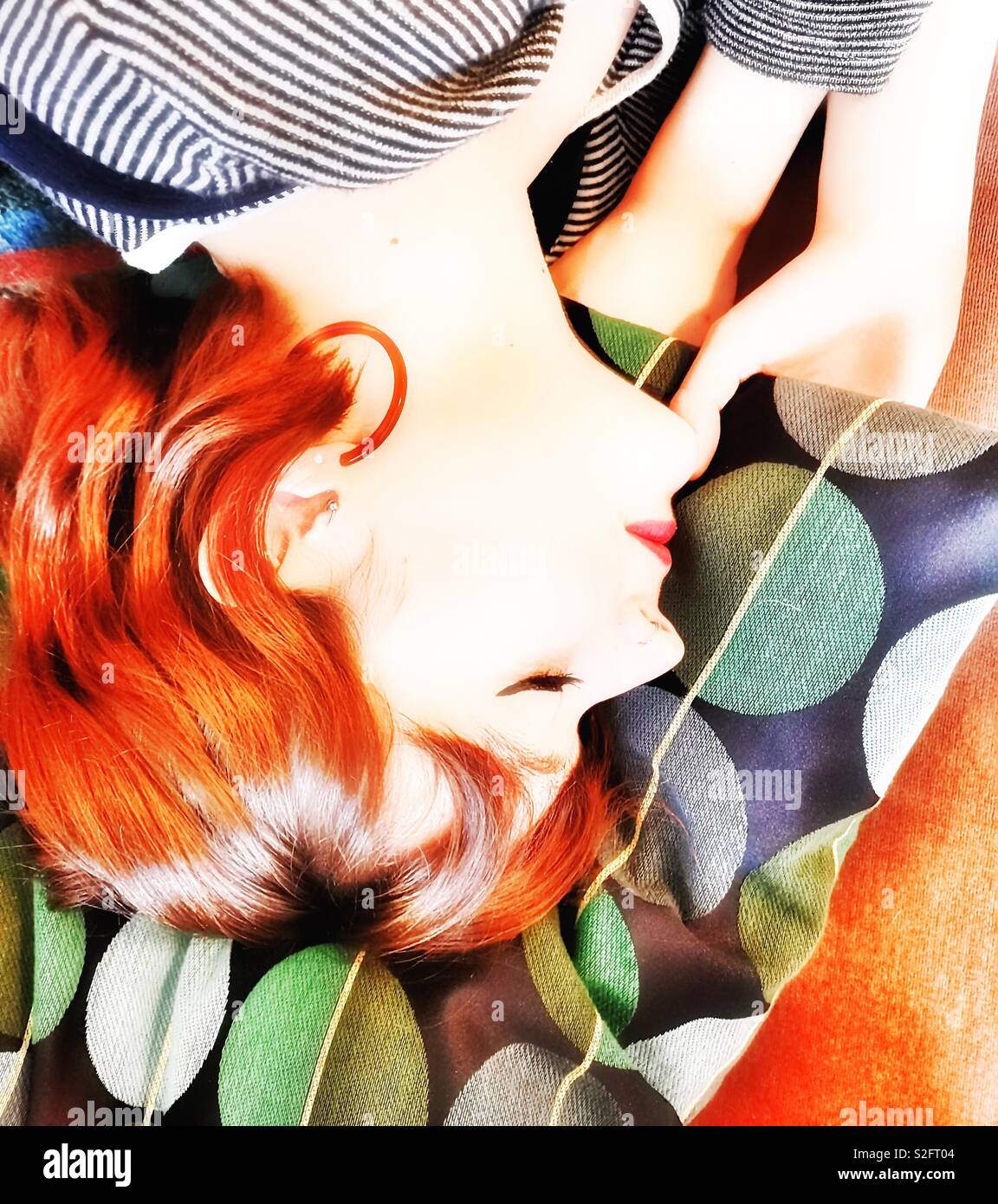 Den Kopf schoss der schönen Auburn schwarzhaarige junge Frau schlafen - Smartphone-aufgenommenes Stockfoto