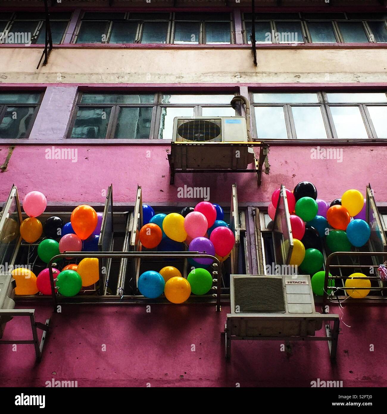 Luftballons schmücken eine Wohnung in einem älteren Gebäude in Wan Chai, Hong Kong Stockfoto