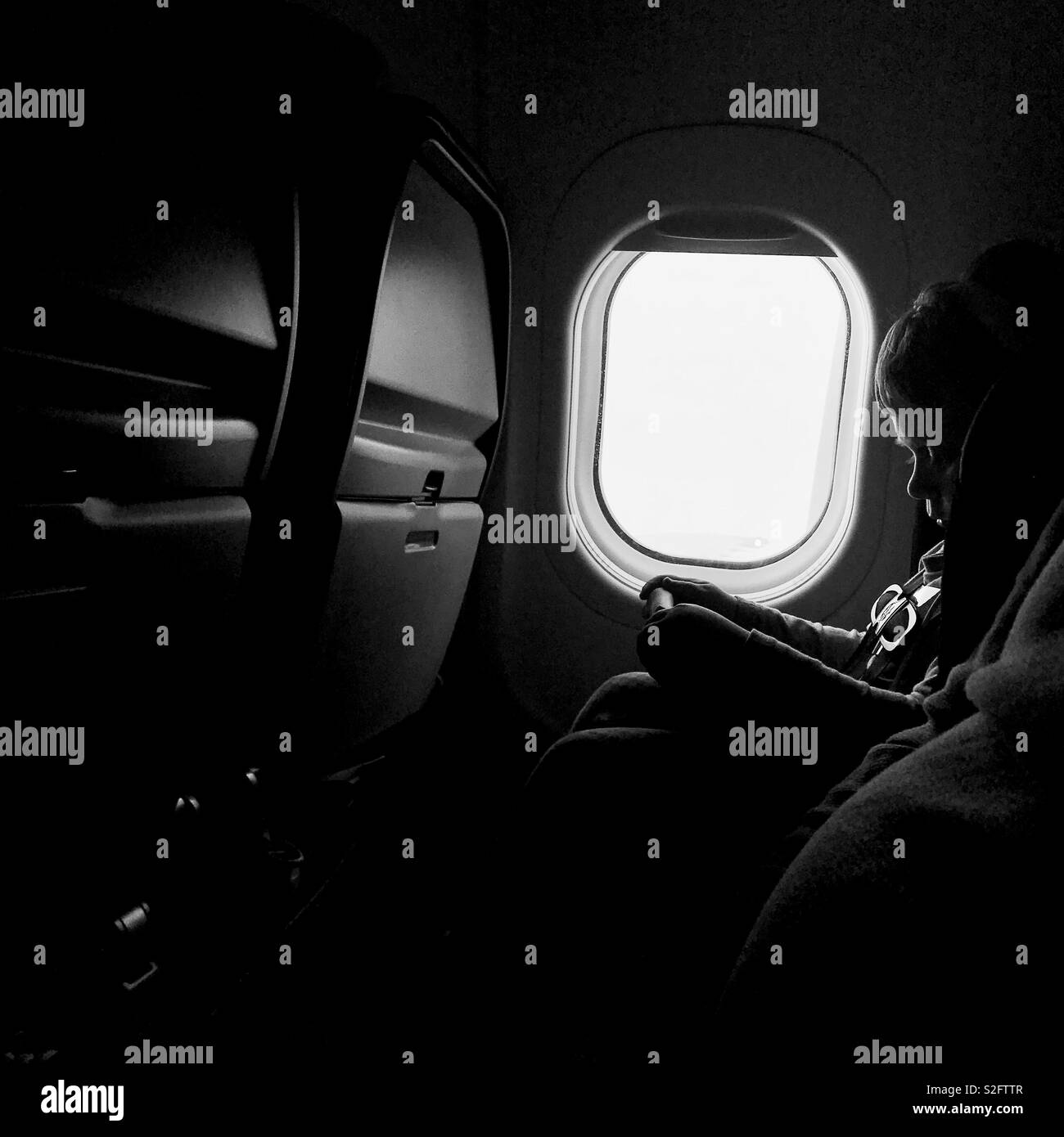 Schwarz-weiß Foto eines Toddler boy auf einem Flugzeug Stockfoto