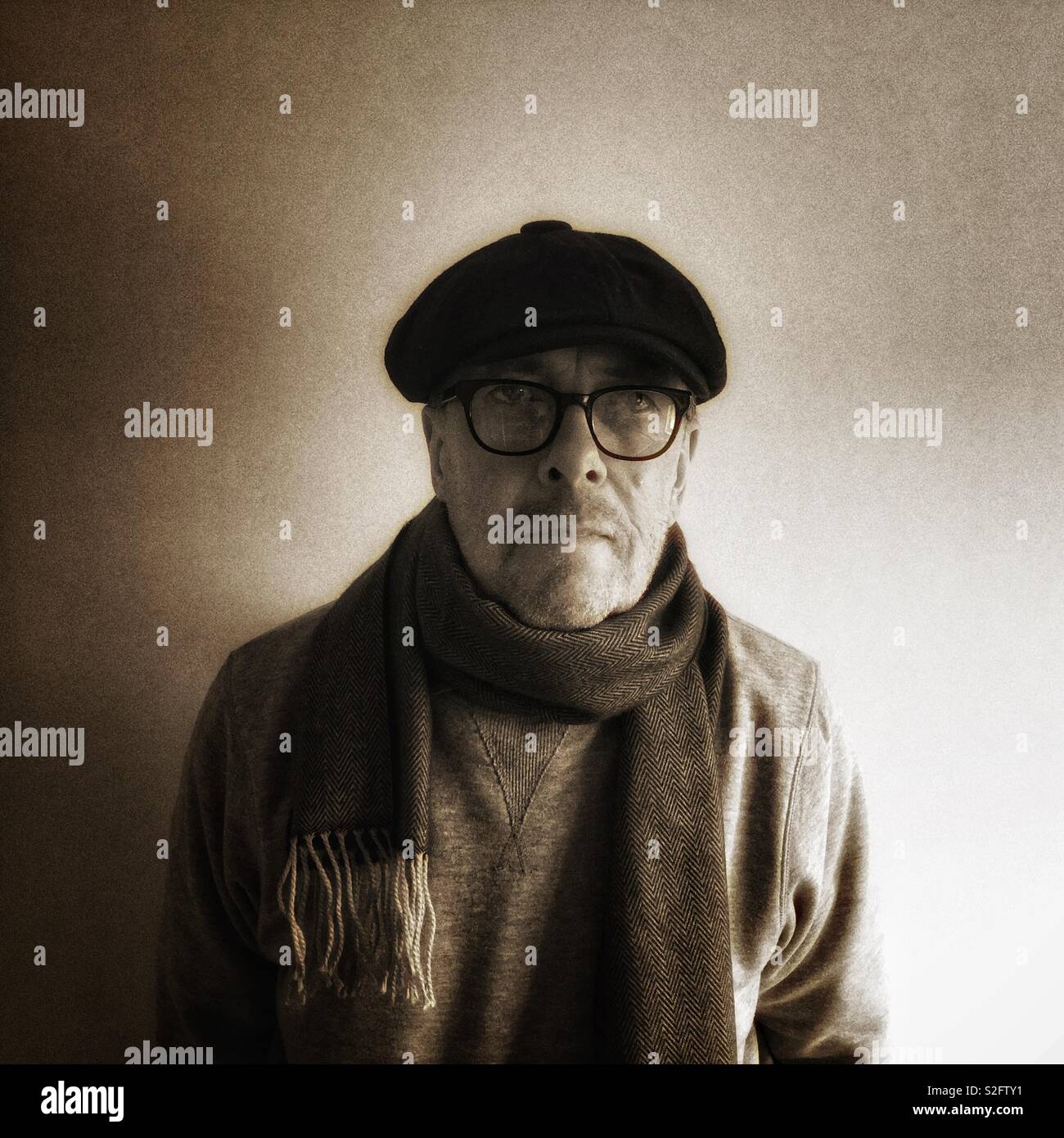 Mann mit Brille und paperboy Kappe - Smartphone-aufgenommenes Stockfoto