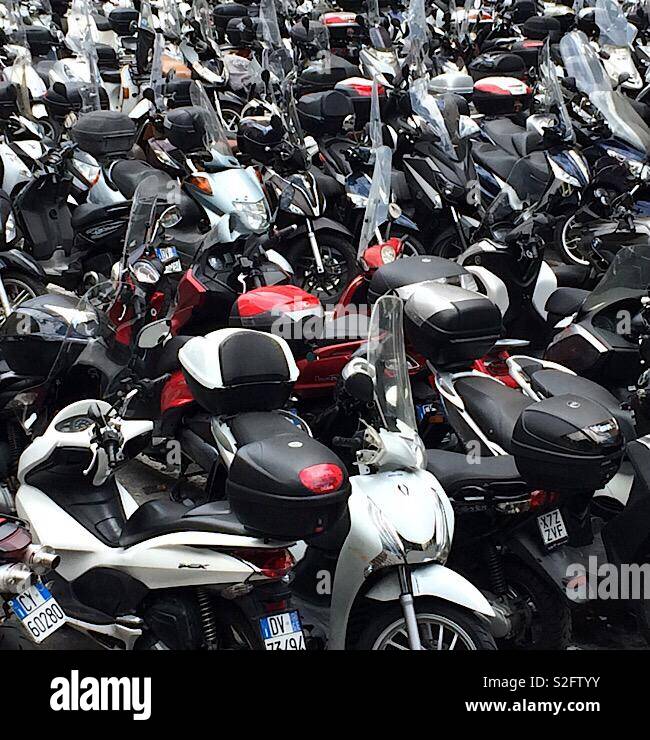 Wo habe ich Park mein Roller? Motorroller in Genua, Italien Stockfotografie  - Alamy
