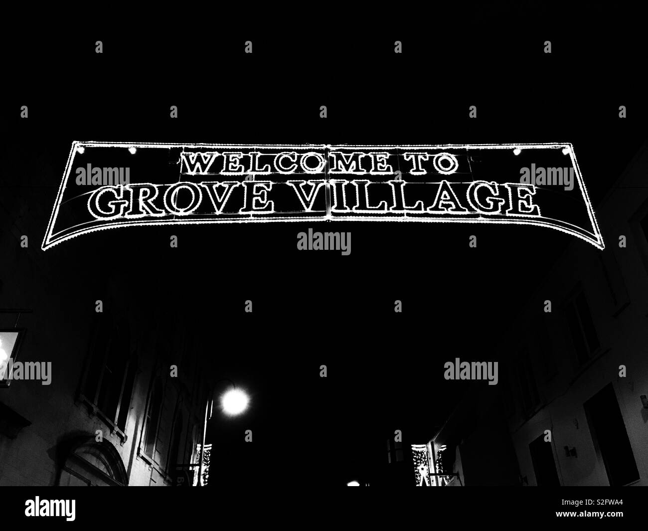 Ein beleuchtetes Schild "WILLKOMMEN IN GROVE VILLAGE" in Weston-super-Mare, Großbritannien. Stockfoto