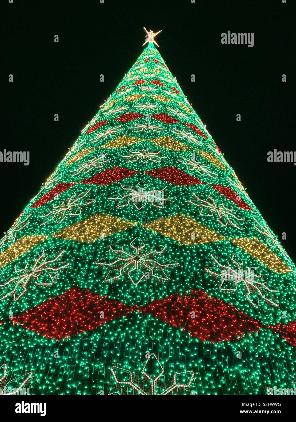 Riesige Weihnachtsbaum mit tausenden von Lichtern in Praca da Comércio in Lissabon, Portugal. Dezember 2018. - Smartphone-aufgenommenes Stockfoto