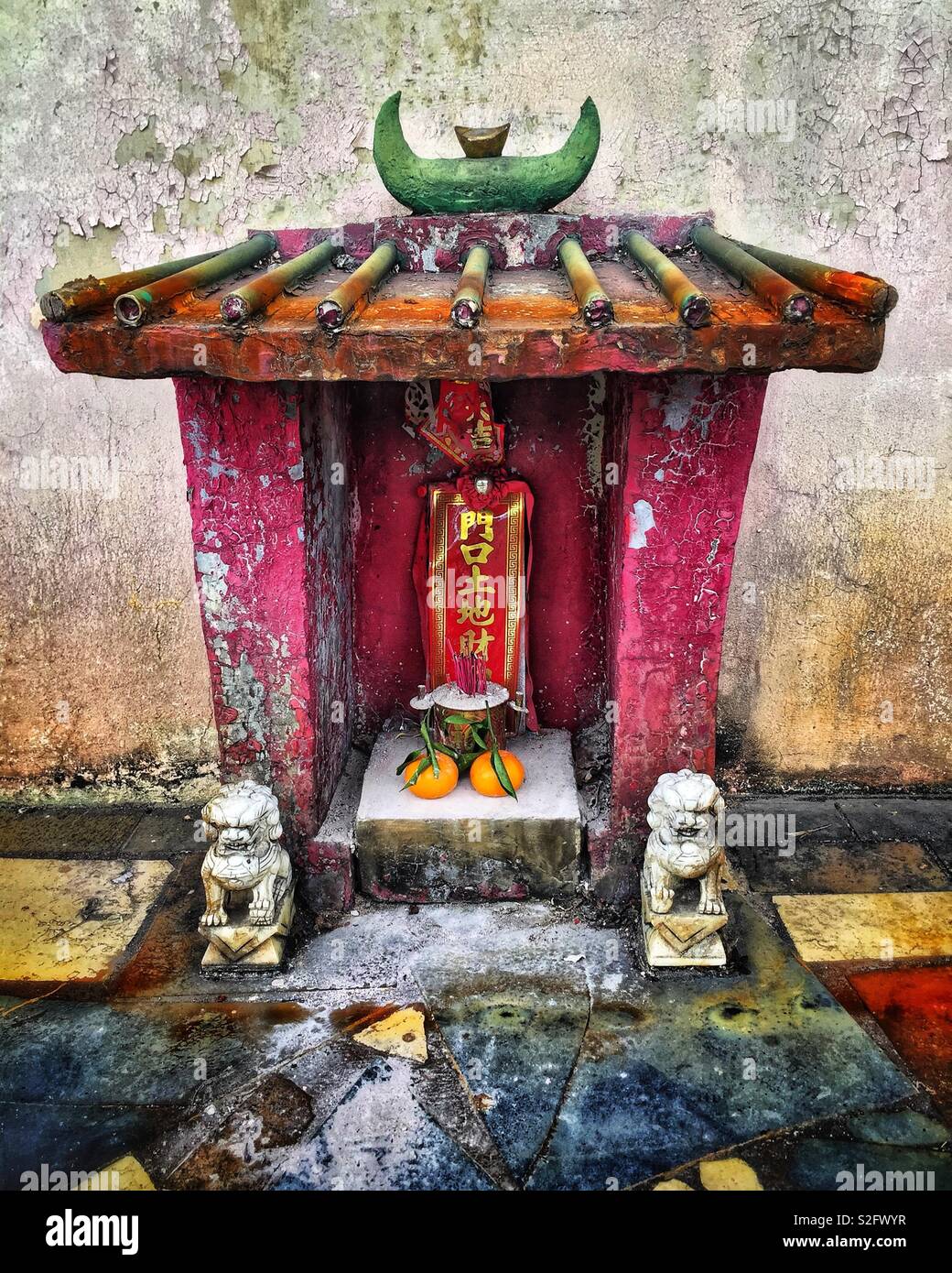 Ein kleiner Schrein außerhalb eines alten Shop Haus in Kam Tin, New Territories, Hong Kong Stockfoto
