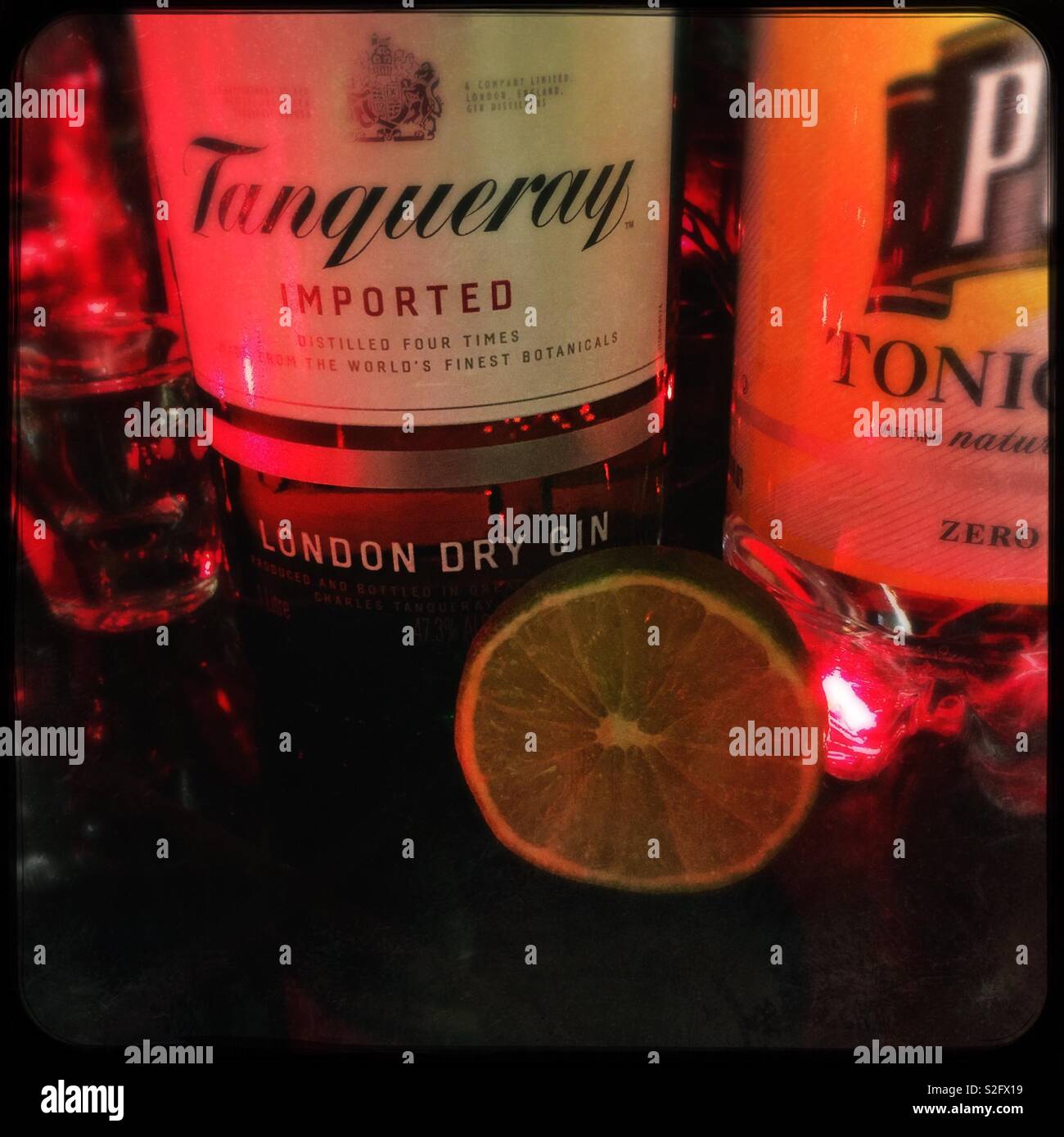 Gin Tonic mit Kalk Stockfoto