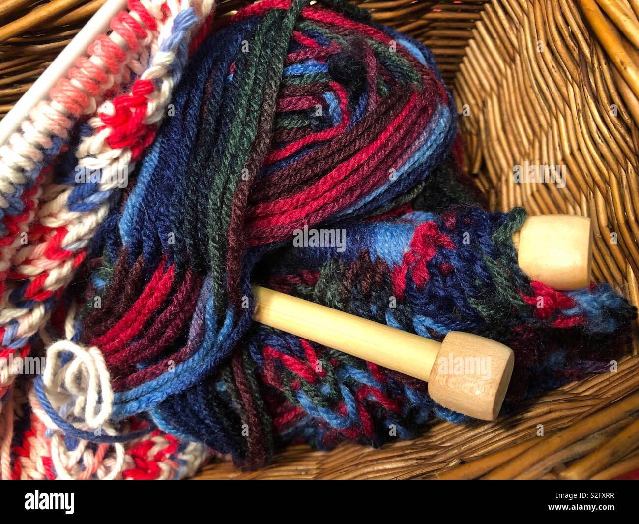 Stricken Projekte in einem Korb - Smartphone-aufgenommenes Stockfoto