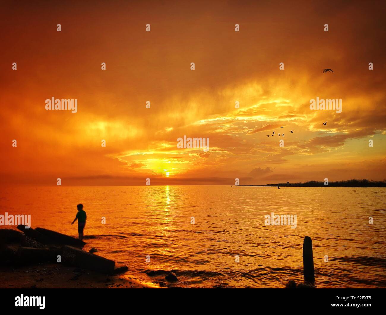 Der erste Sonnenuntergang von 2019 in Bayou La Batre, Alabama. Stockfoto