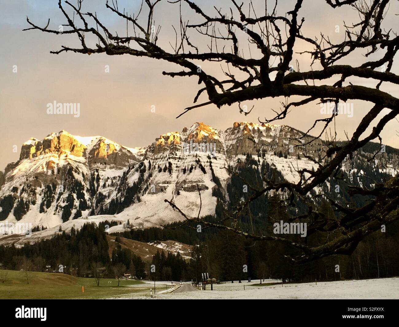 Winter Sonnenuntergang über Mountais (Vordergant und Trogenhorn) über dem Dorf Eriz - Hintereriz, Berner Alpen, Schweiz. Stockfoto