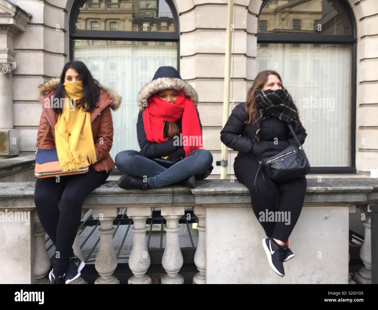 Sehr kalt in London. 3 Mädchen warm eingepackt Stockfoto