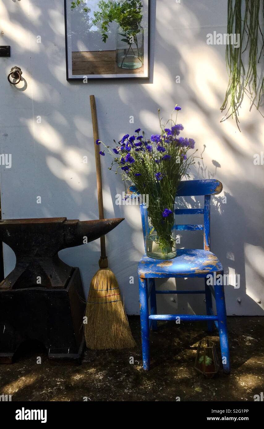 Immer noch leben, lila Blumen auf blau Stuhl Stockfoto