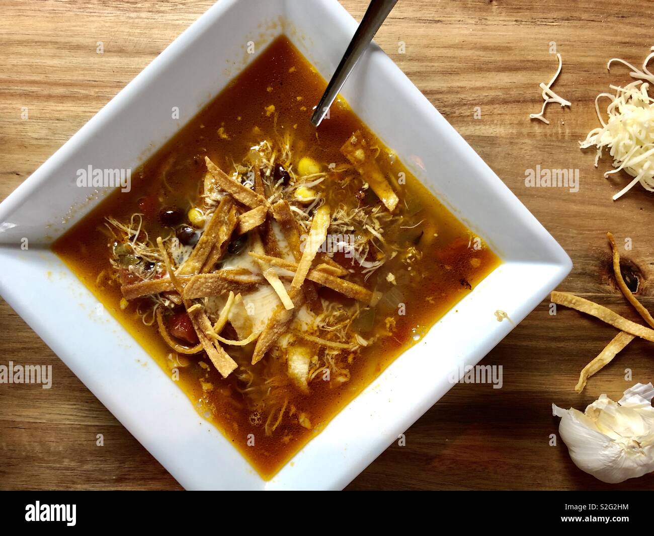 Chicken Tortilla Soup in einem Quadrat Weiß Schüssel Stockfoto