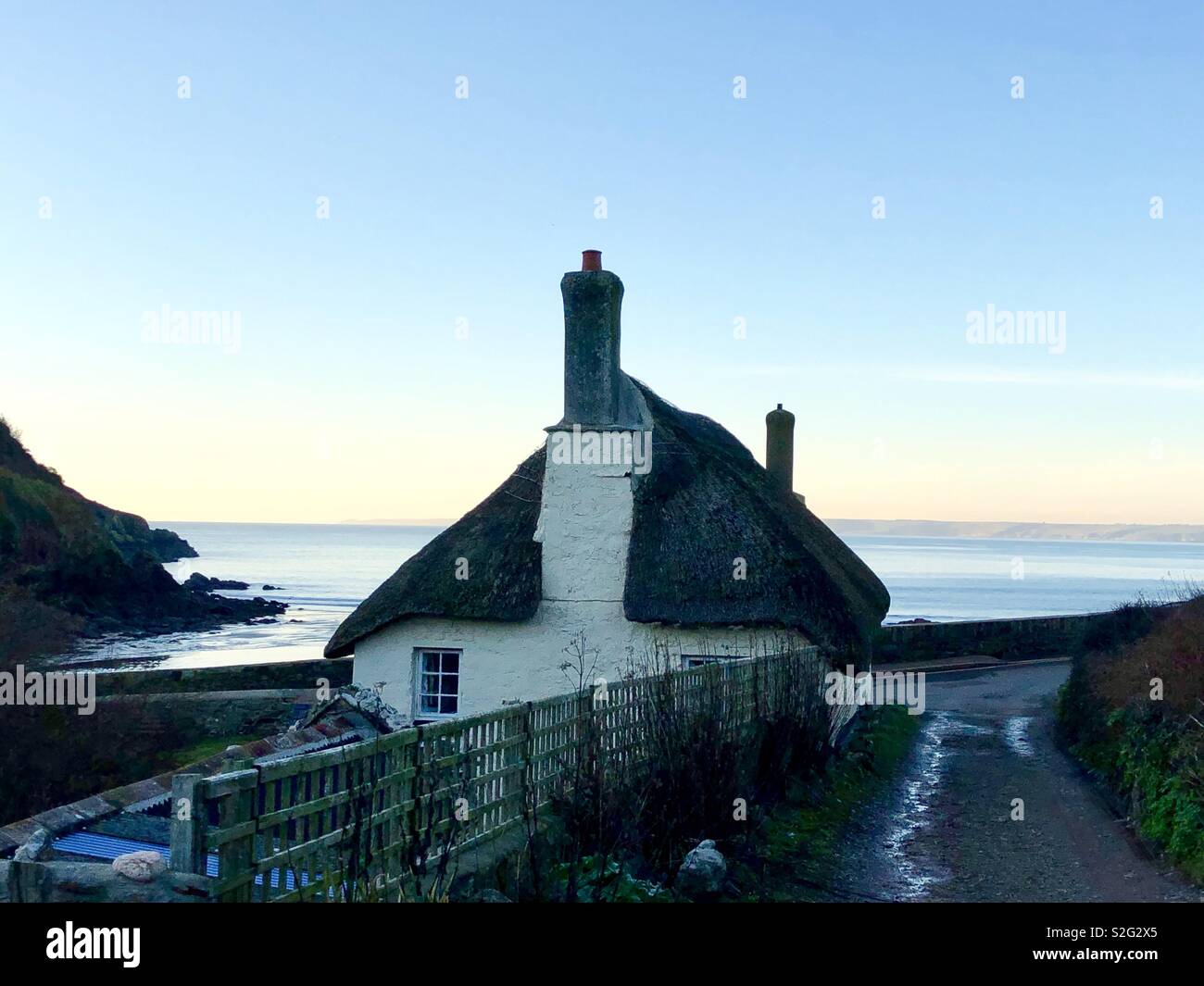 Reetdachhaus bei Sonnenuntergang, Hope Cove, Devon Stockfoto