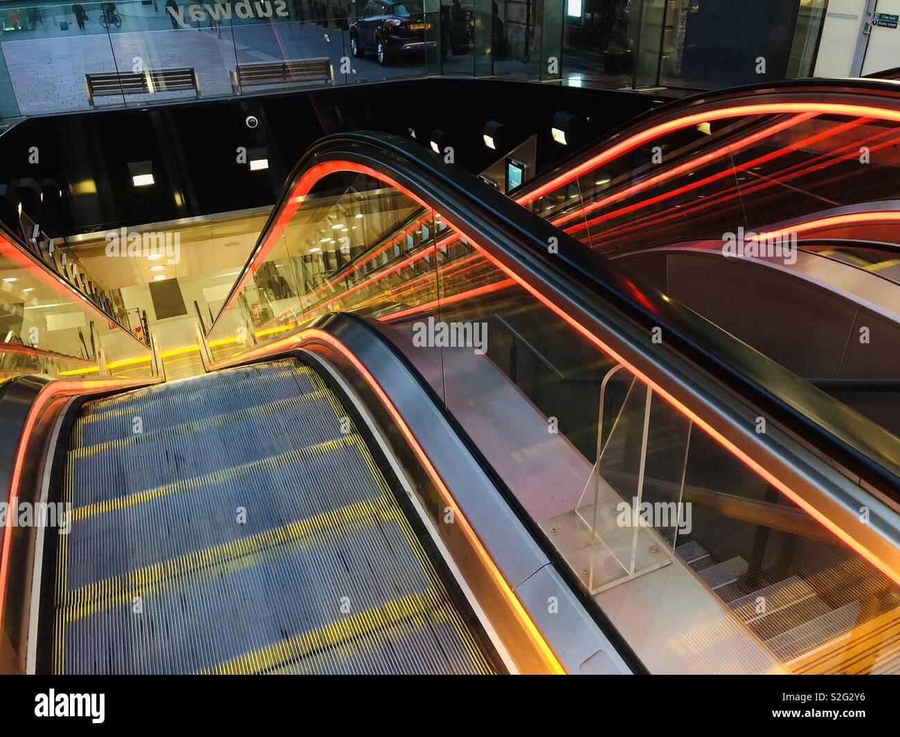 U-Bahn Eingang Rolltreppen. U-Bahnstation Buchanan Street, Glasgow, Schottland, Vereinigtes Königreich. Stockfoto