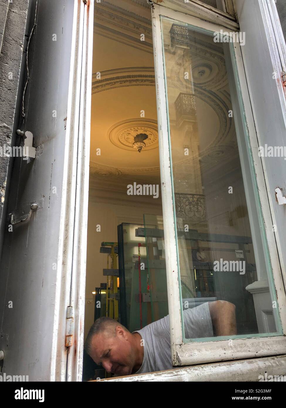 Arbeiten hart daran, die Renovierung des Inneren eines historischen Gebäudes in Bordeaux, Frankreich. - Smartphone-aufgenommenes Stockfoto