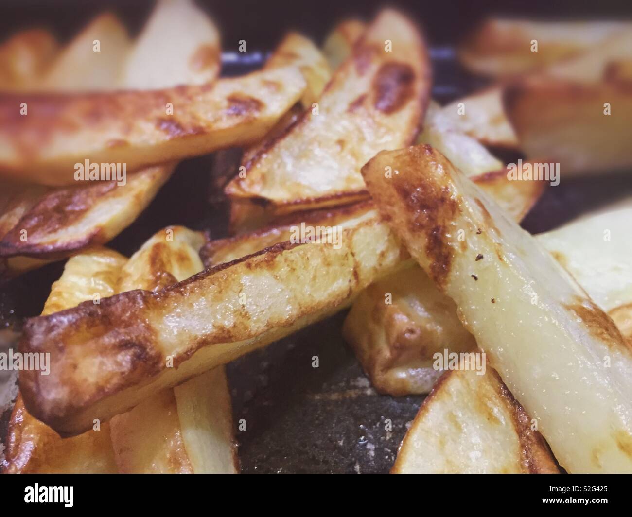 Hausgemachte Pommes-frites zu Hause mit weniger Öl. Im Ofen zubereitet und gebacken bis zur Perfektion Stockfoto