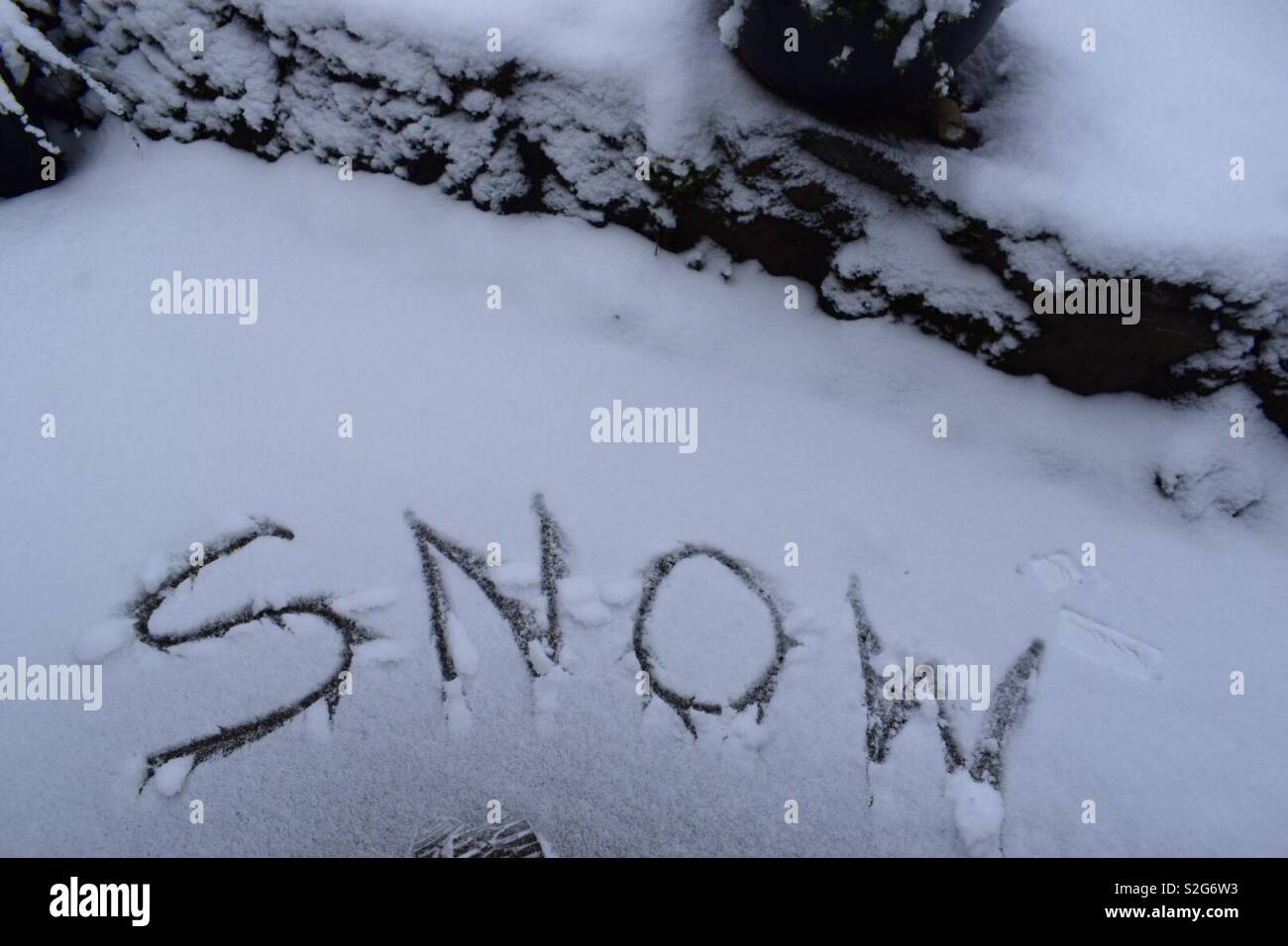 Schnee im Schnee geschrieben Stockfoto