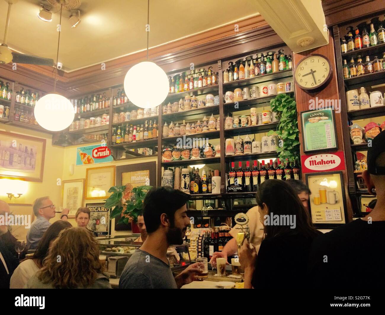 Leute an der Theke im Pub genießen Sie Tapas und Drinks entspannen in den Charme der alten Welt von La Taberna Dolores in Madrid Spanien sitzen Stockfoto