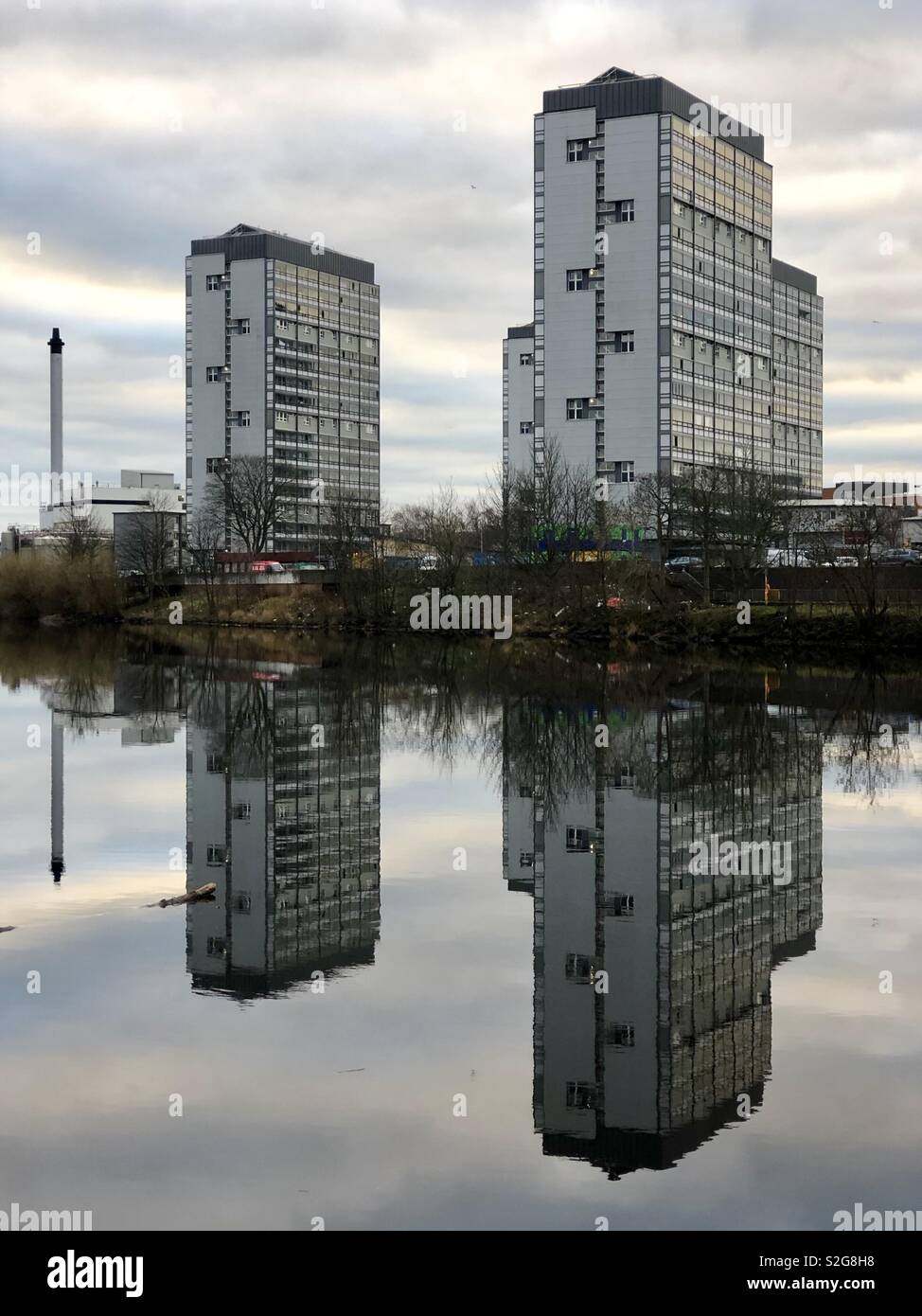 Tower Blocks und ihre Überlegungen in den Fluss Clyde. Glasgow. Schottland. Vereinigtes Königreich. - Smartphone-aufgenommenes Stockfoto