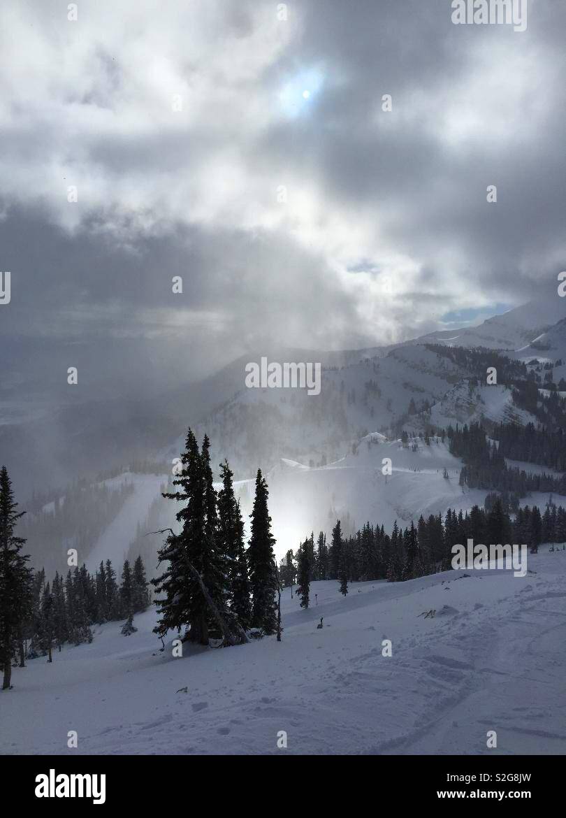 Das Loch in der Cloud an uns sendet einen Strom von Sonnenlicht auf die Berge - Smartphone-aufgenommenes Stockfoto