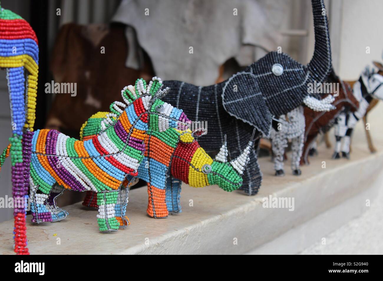 Tiere aus Perlen in einem Schaufenster in Pilgrims Rest, Südafrika Stockfoto