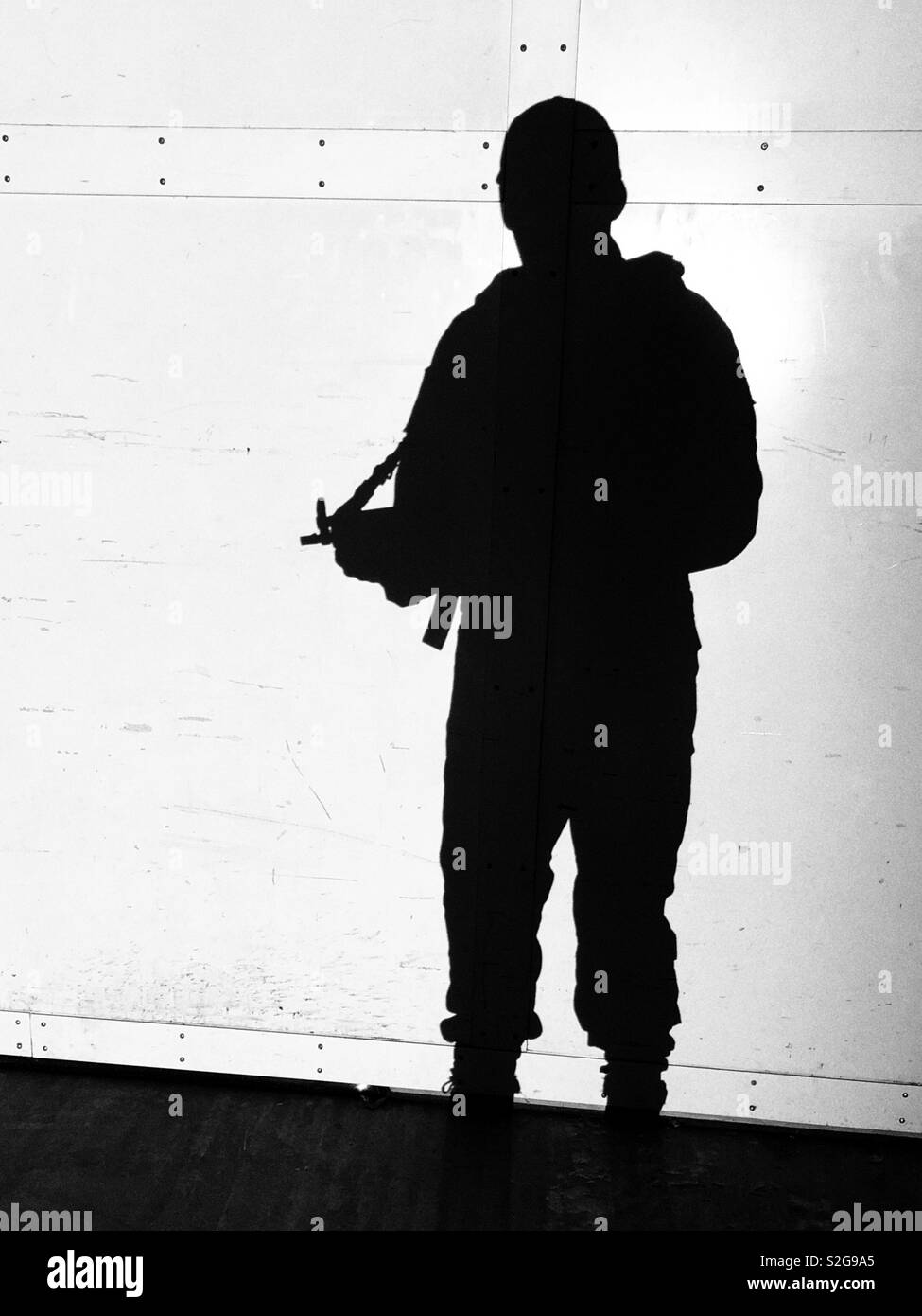 Schatten eines Soldaten auf einer weißen Wand Stockfoto