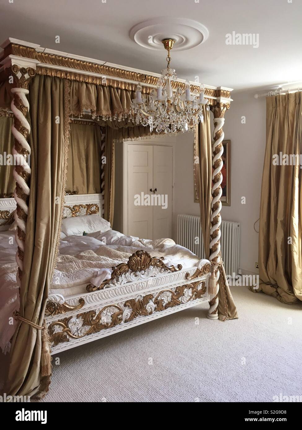 Eine goldene Himmelbett Kaiser Bett aus geschnitzten Holz Stockfotografie -  Alamy