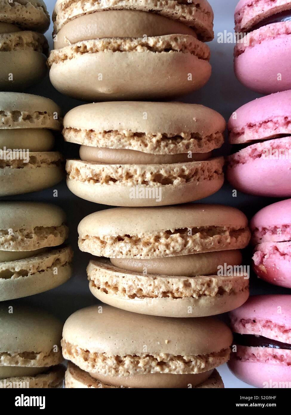 Zeilen von Pastell macarons - Smartphone-aufgenommenes Stockfoto