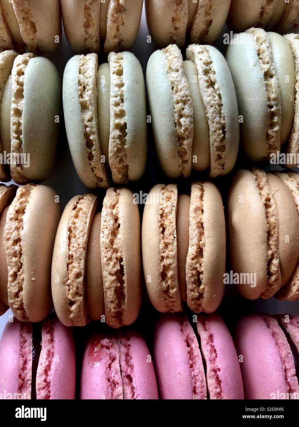 Reihen von MACARONS - Smartphone-aufgenommenes Stockfoto