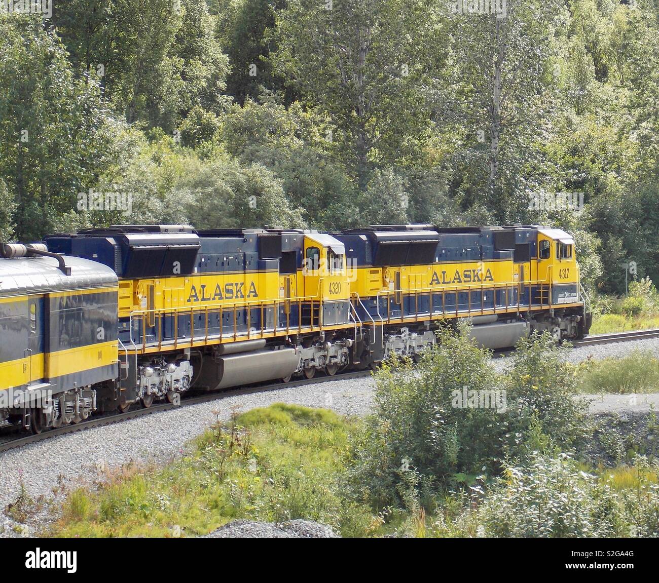 Alaska Railroad train Umläufe der Biegung. - Smartphone-aufgenommenes Stockfoto