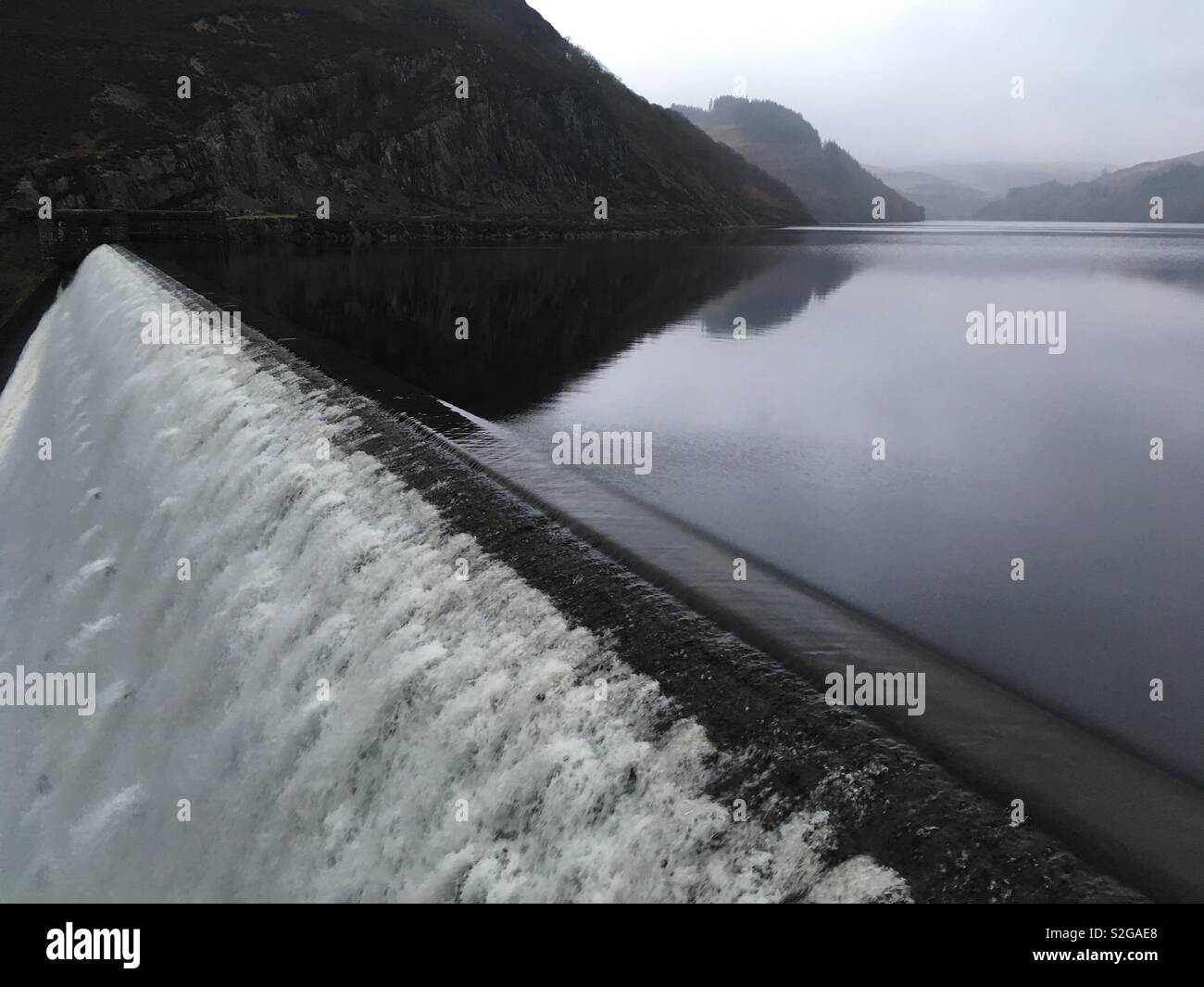 Elan Valley Dam Caban Coch Reservoir an Overspill Stockfoto