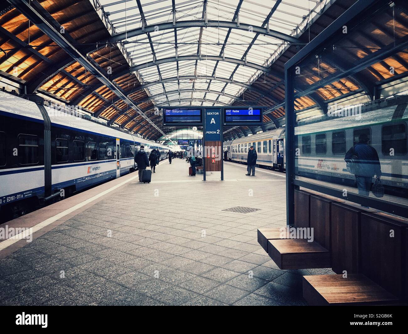 Bahnhof aka Wrocław Główny Plattform mit Reisende warten auf den Zug, Wroclaw, Polen Stockfoto