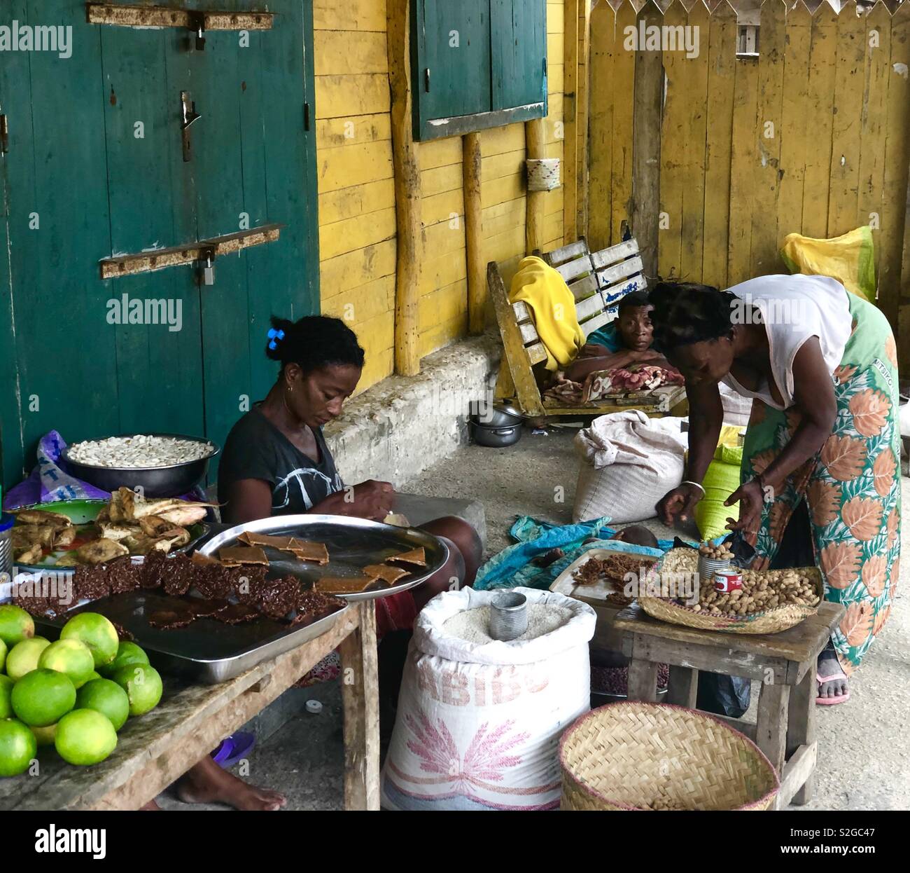 Madagassische Frauen Verkauf von Speisen in einem Lebensmittelmarkt in Andavadoaka, Madagaskar. Stockfoto