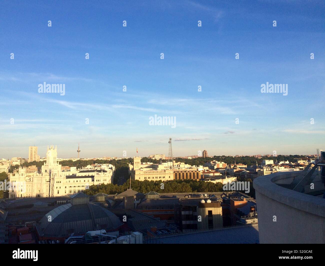 Die Skyline von Madrid und Luftaufnahmen über der spanischen Hauptstadt vom Circulo de Bellas Artes auf einer wunderschönen Autumn Night Concept-Reise - Smartphone-aufgenommenes Stockfoto