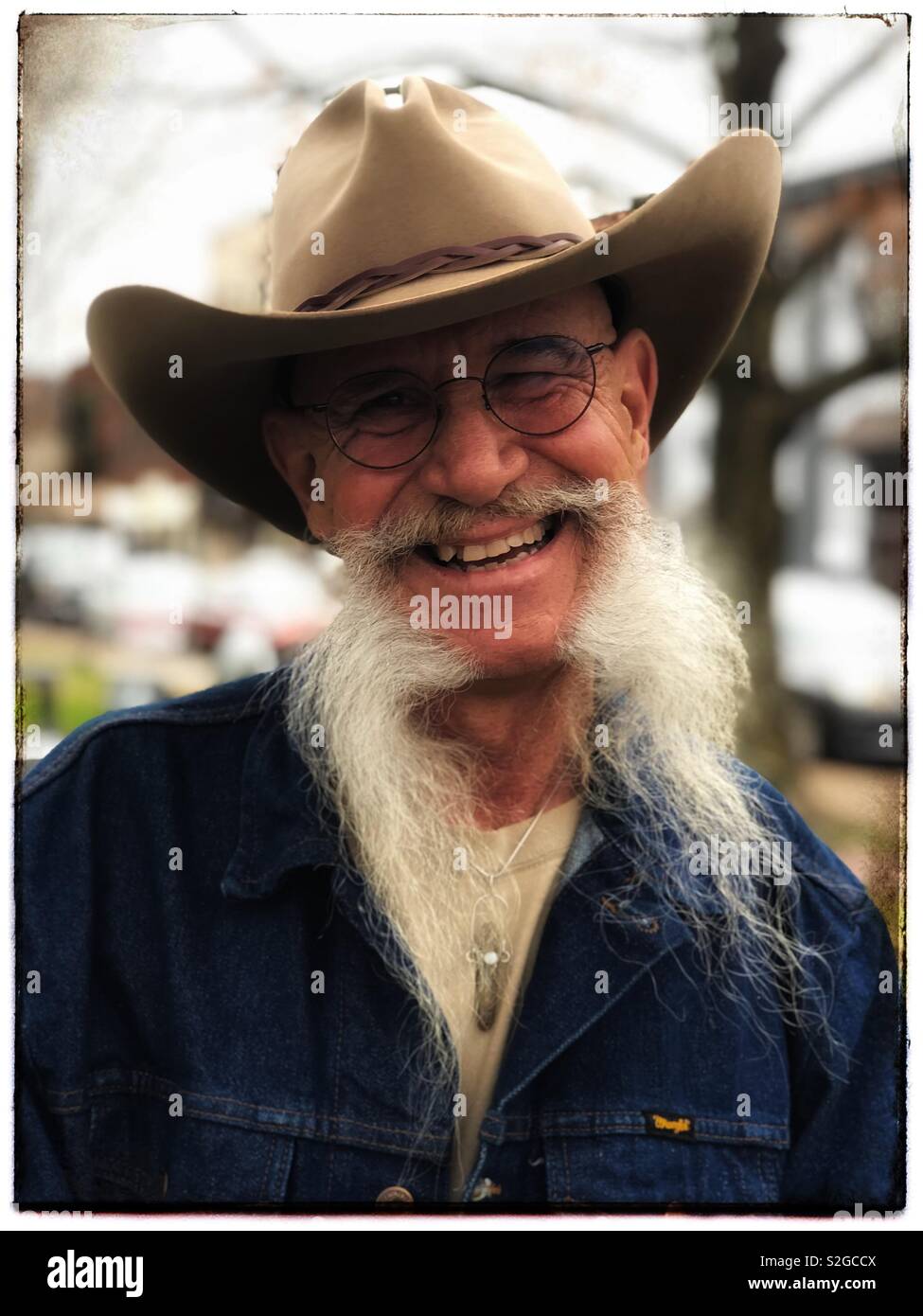 Gerne alte Kerl in einem Cowboyhut eine ungerade Schnurrbart 77 Stockfoto