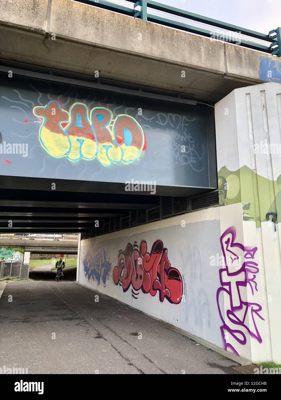 Graffiti und Radfahrer. Glasgow. Schottland. UK. - Smartphone-aufgenommenes Stockfoto