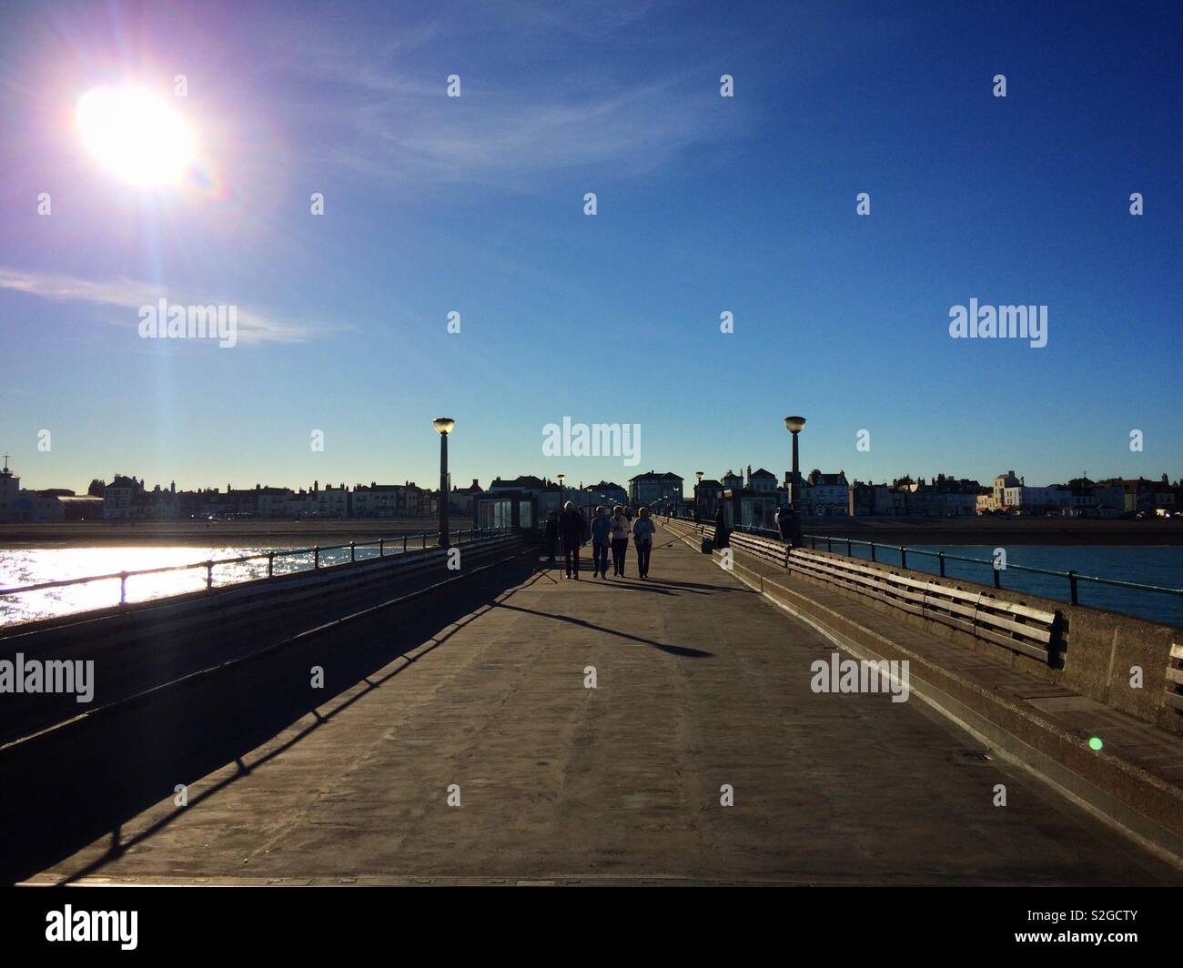 Menschen zu Fuß auf die Pier in Deal, Kent, Großbritannien Stockfoto