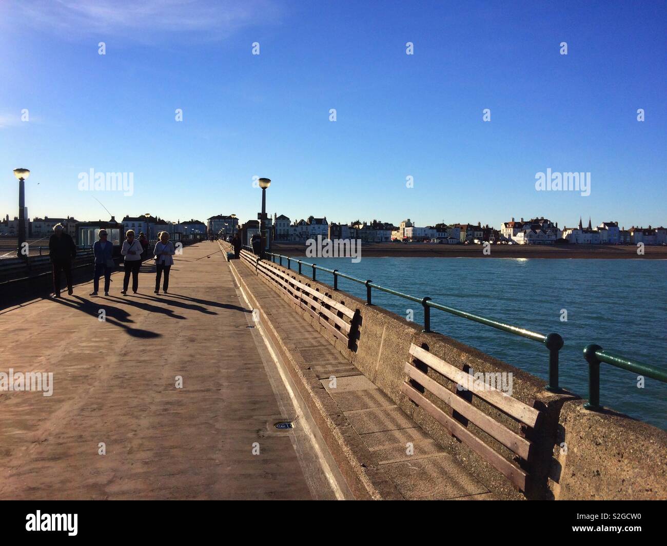 Menschen zu Fuß auf die Pier in Deal, Kent, Großbritannien Stockfoto